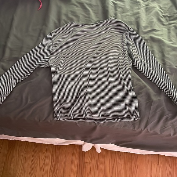 Brandy Melville long sleeve shirt only worn once - Picture 2 of 3
